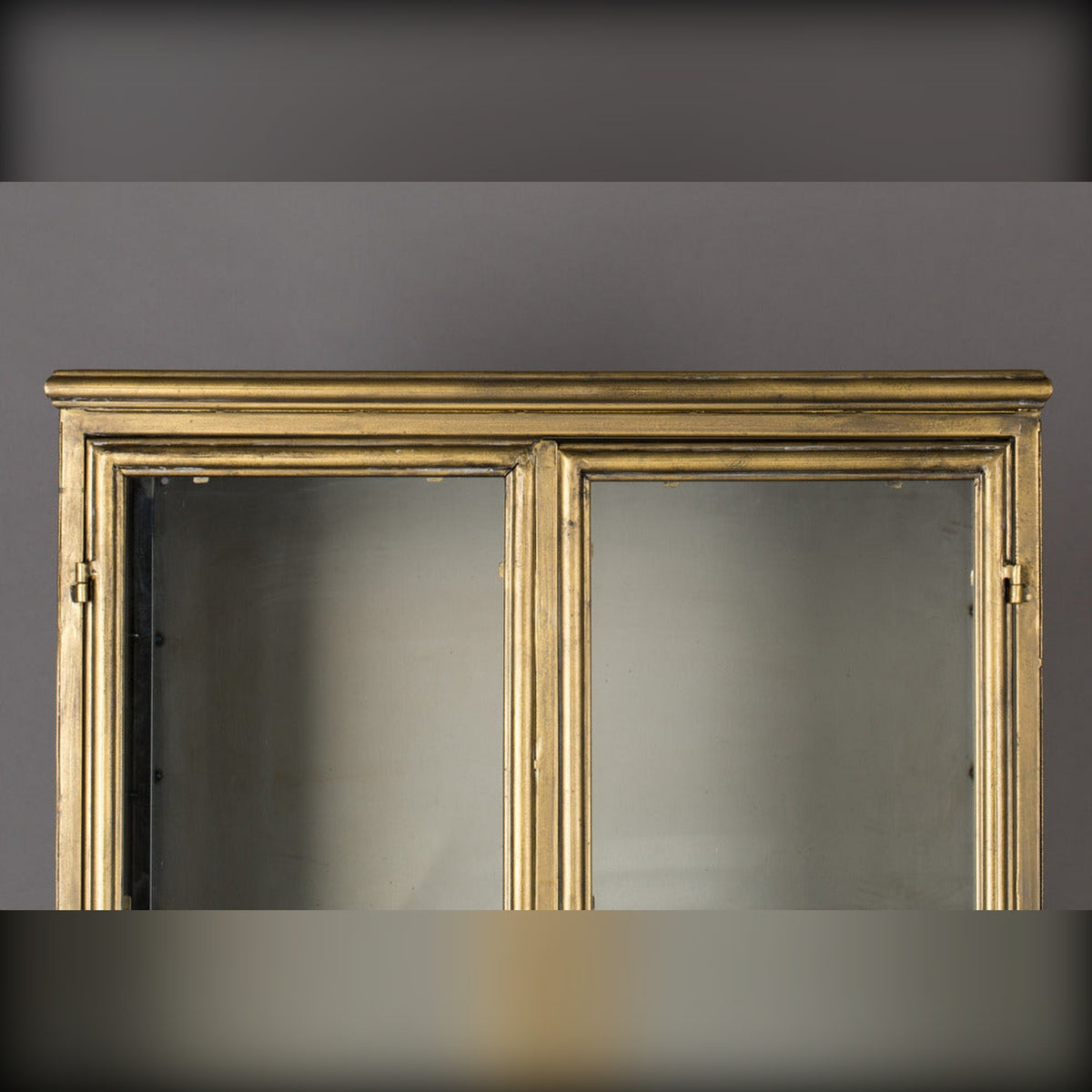 Cabinet Gertlush Gold Domestica – Top Frame Close-up