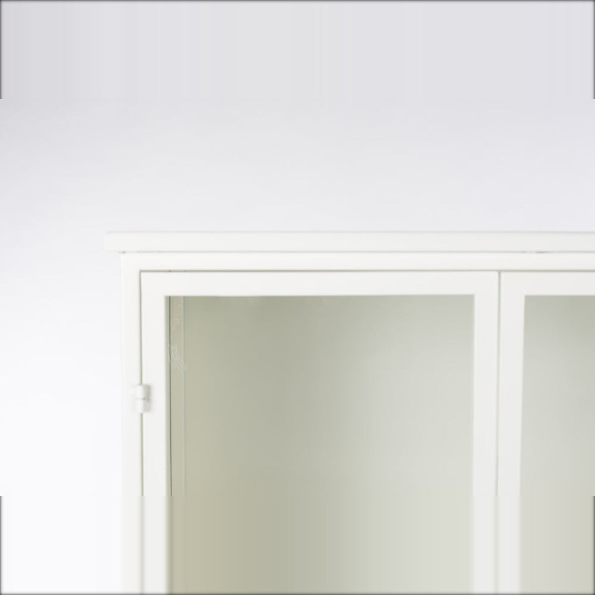 Cabinet Miya High 2do Domestica – Glass Door Top Corner Detail