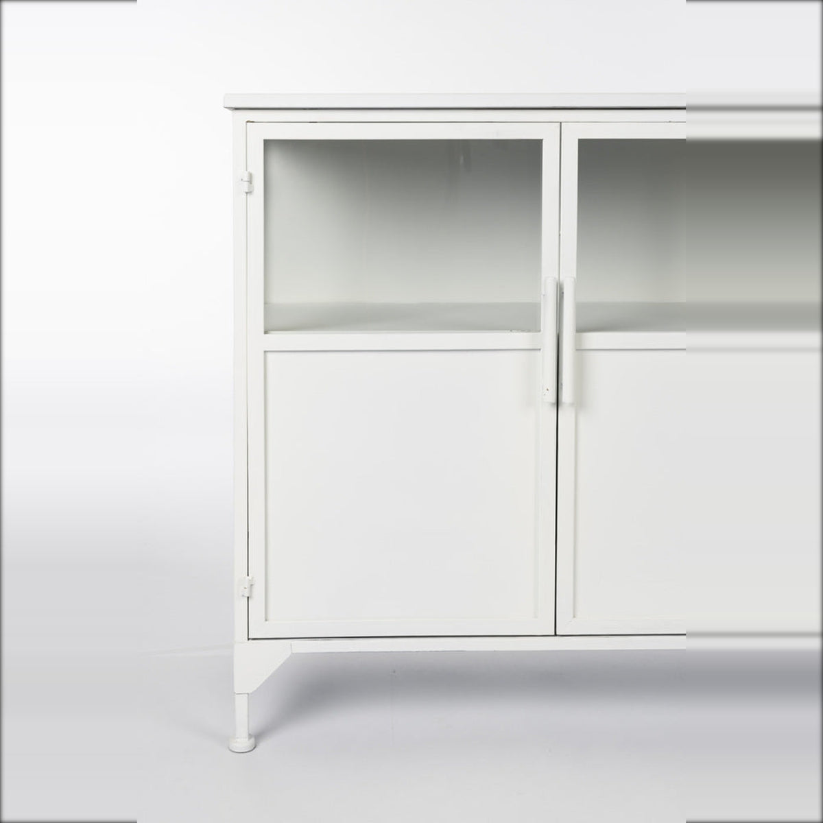Cabinet Miya Low 3do Domestica – Glass Door, Solid Door and Leg Detail