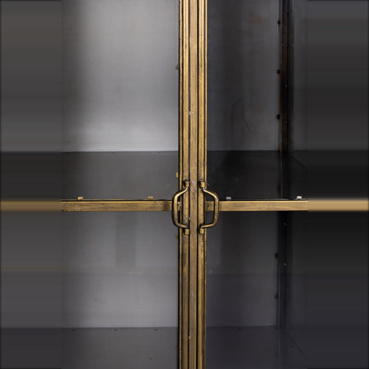 Cabinet Gertlush Gold Domestica – Door Handle Close-up