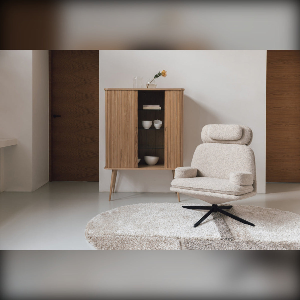 Cabinet Barbier Natural Domestica – Lifestyle – With White Swivel Armchair