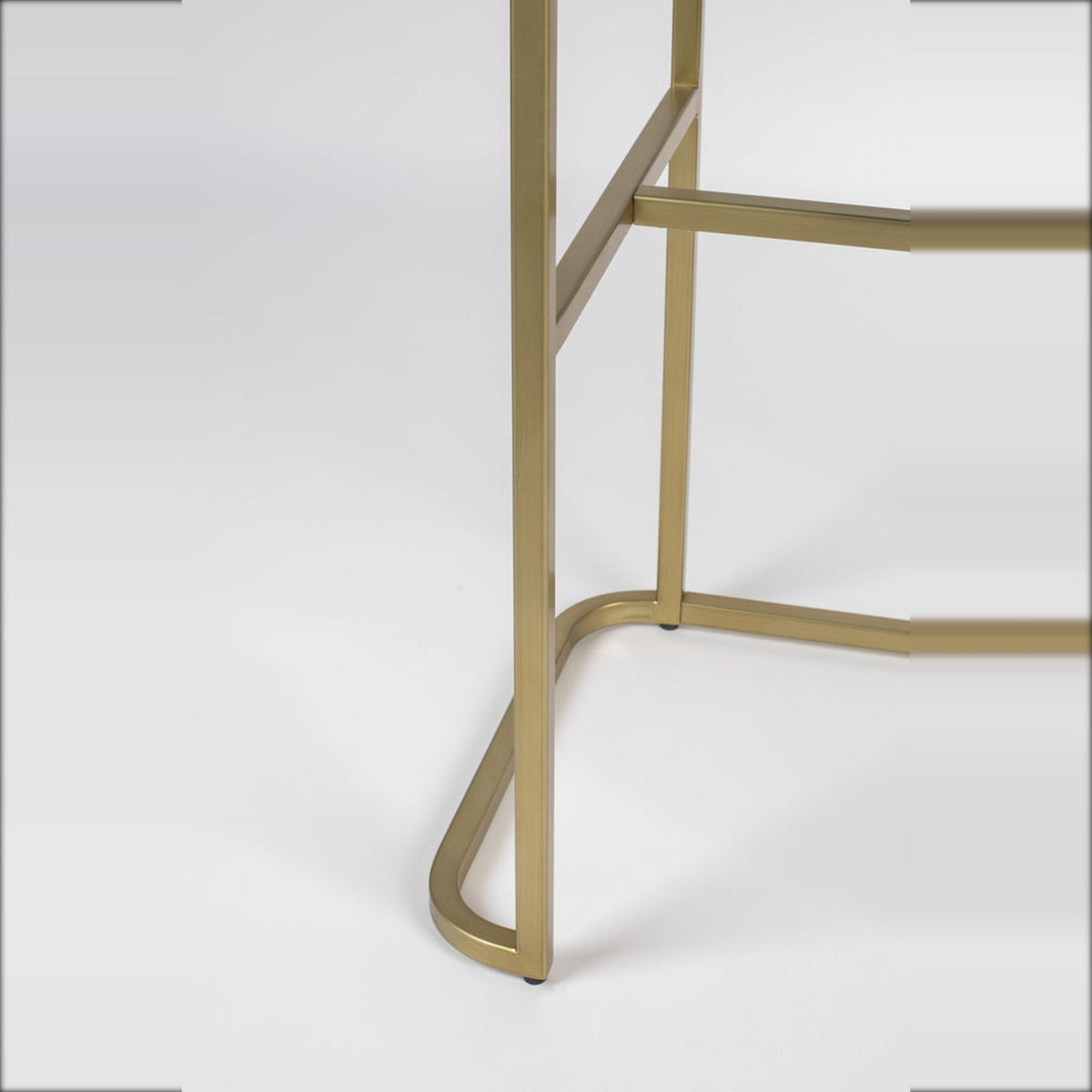 Cabinet Ava Morgana Snake Domestica – Gold-Tone Leg Detail