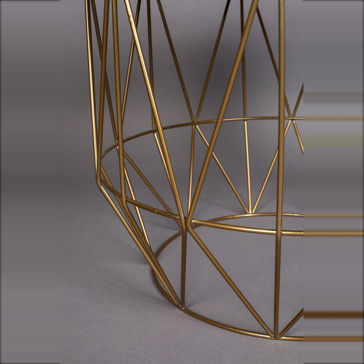 Side Table Boss Domestica – Gold-Tone Wire Frame Detail