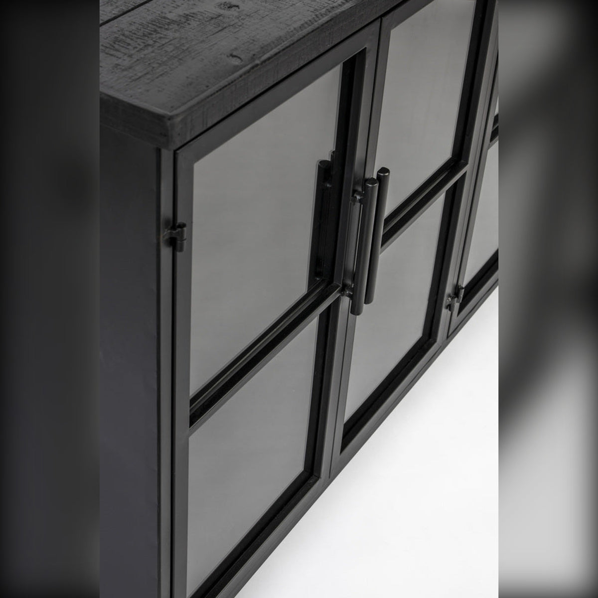 Cabinet Ferre Low Domestica – Glass Doors and Handles Close-up