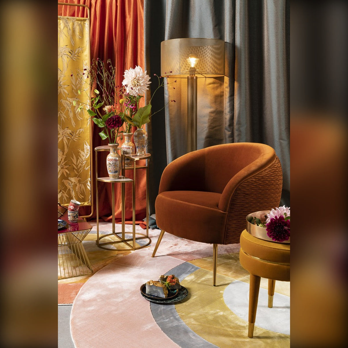 Lounge Chair So Curvy Orange Domestica – Lifestyle – Styled Corner with Floor Lamp