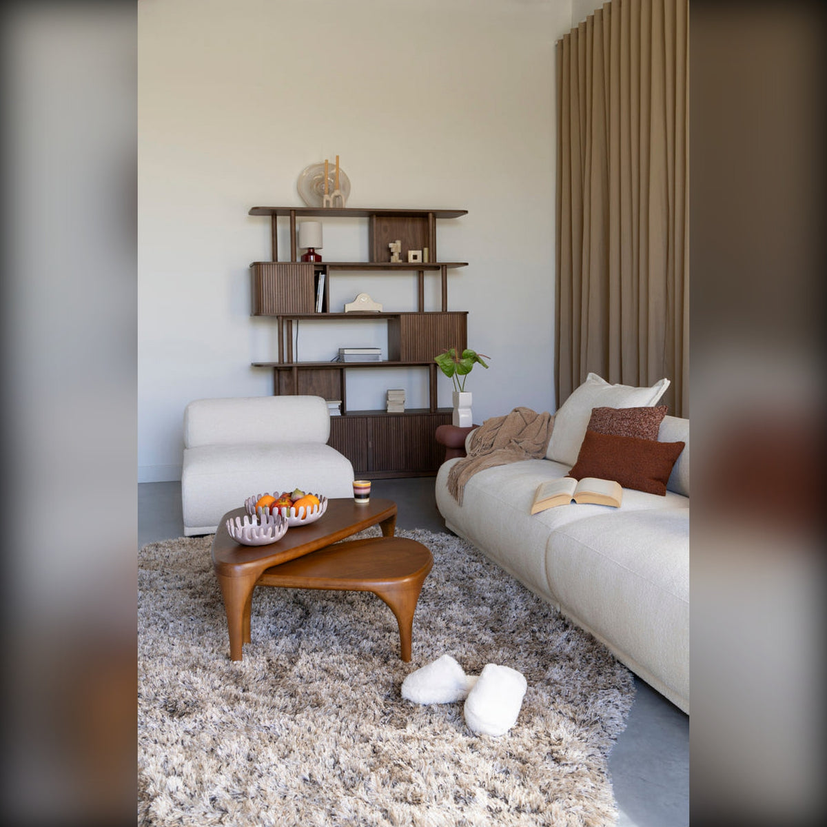 Bookcase Barbier Walnut Domestica – Lifestyle – Living Room with Rug and Sofa