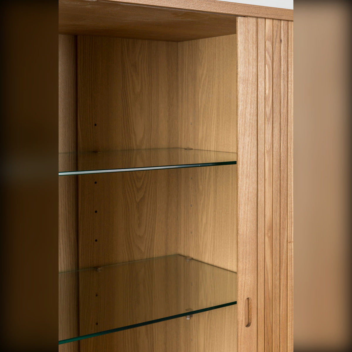 Cabinet Barbier Natural Domestica – Glass Shelves Interior Close-up