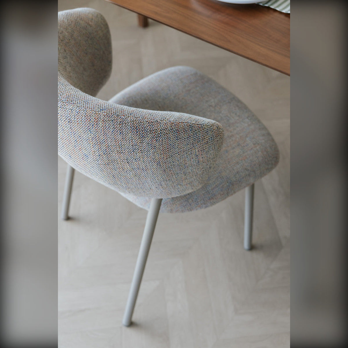 Dining Chair Jasmine Light Multicolour Domestica – Lifestyle – Backrest Close-up at the Table