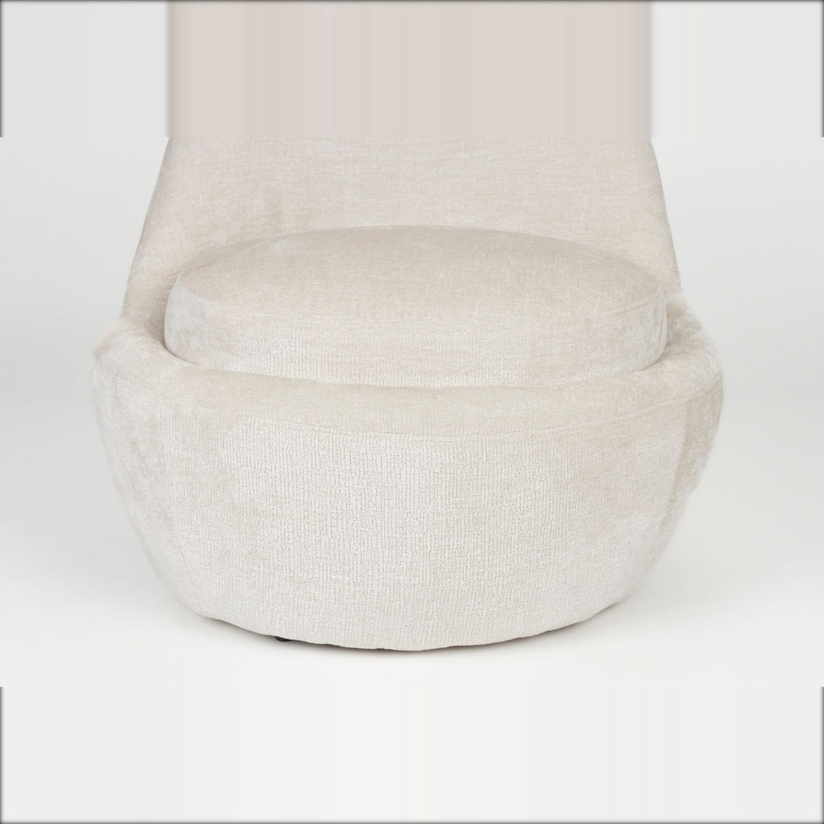 Lounge Chair Nash Off-White Domestica – Seat and Rounded Shell Close-up