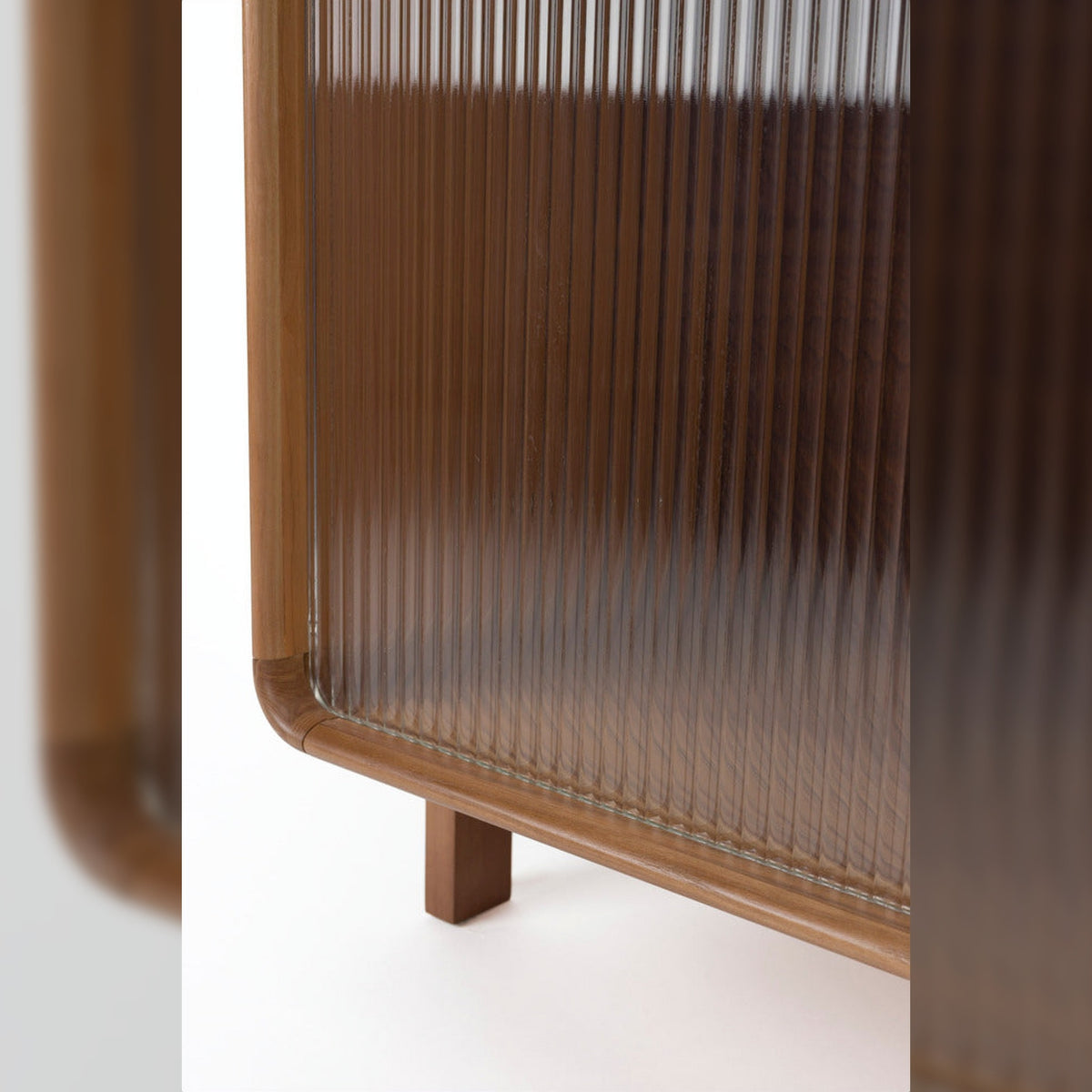 Shelf Rise Walnut Domestica – Ribbed Glass Door Corner Close-up