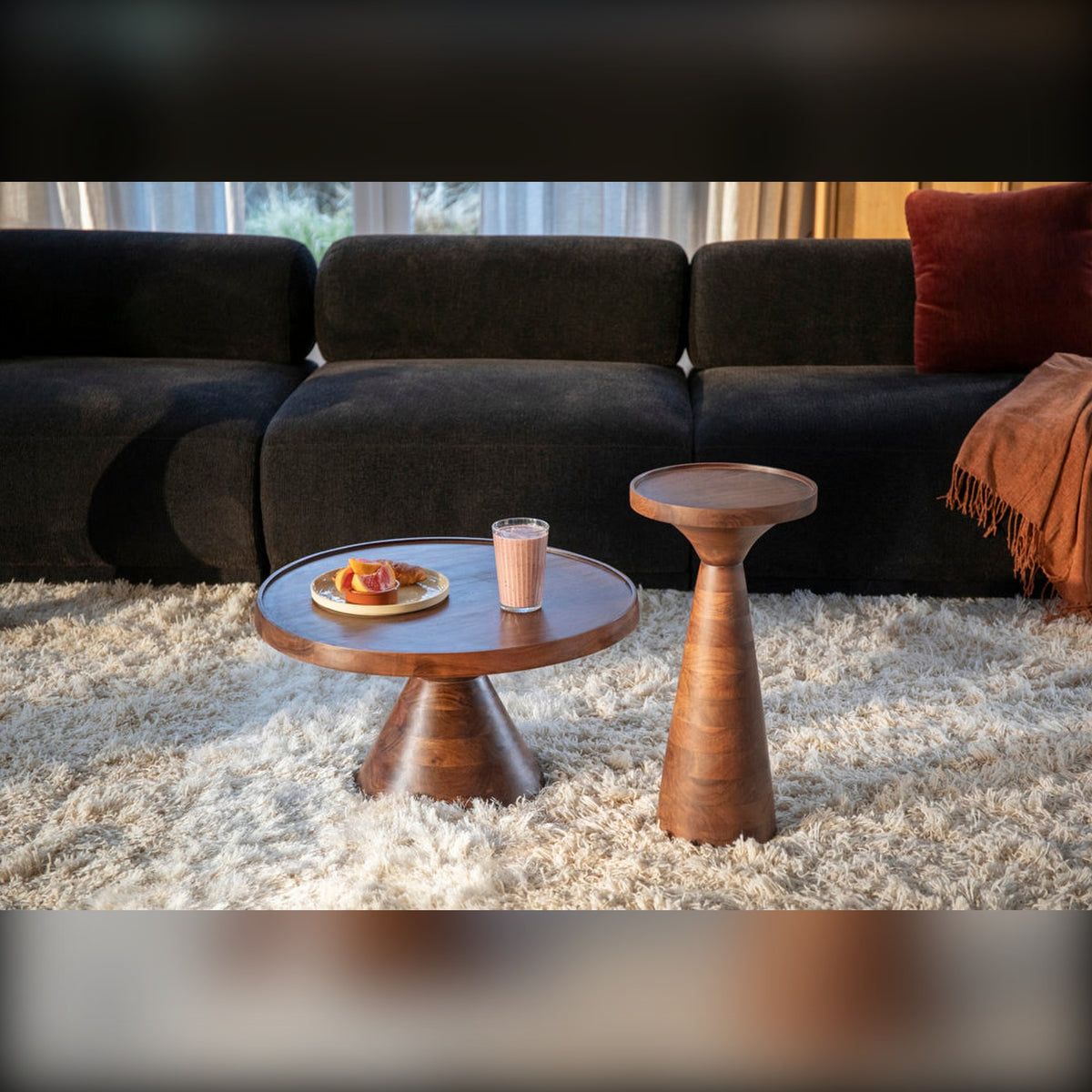 Coffee Table Floss Walnut Domestica – Lifestyle – With a Side Table in Front of a Dark Sofa
