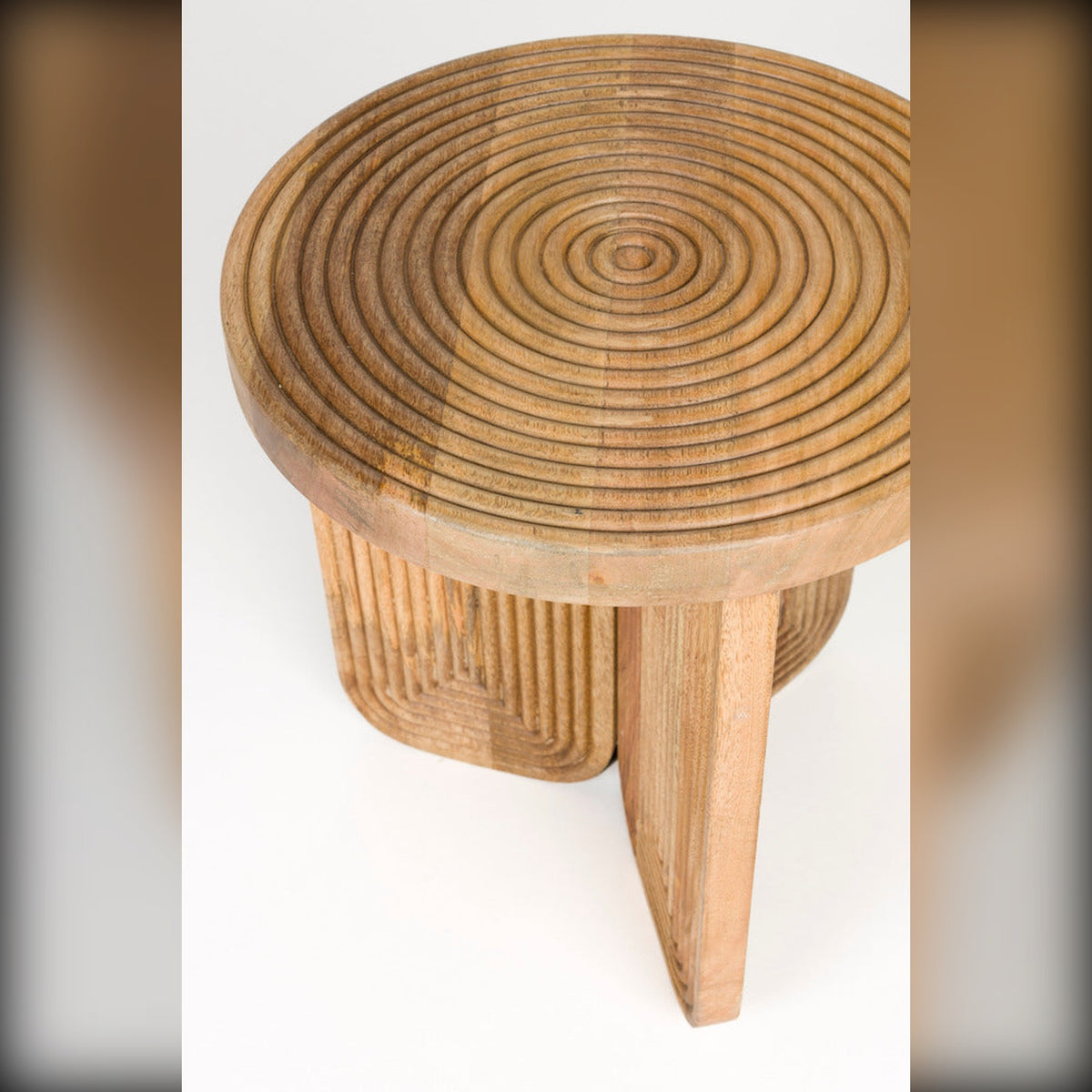Side Table Maeze Domestica – Ridged Round Top and Base Close-up from Above