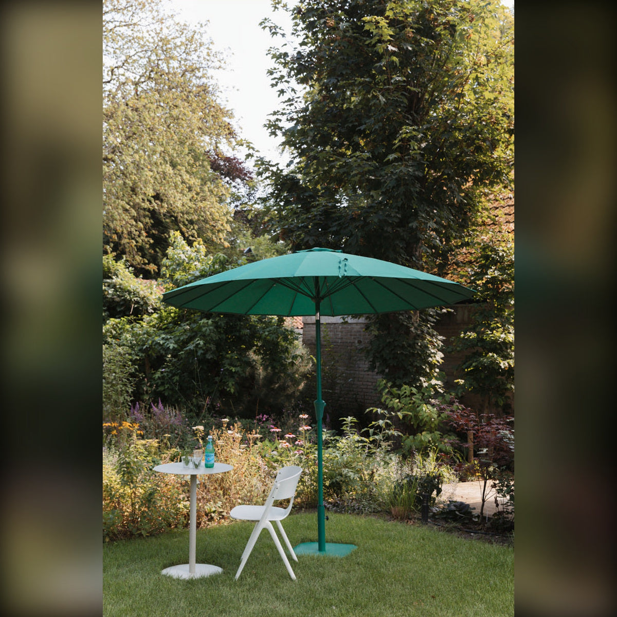 Parasol Base Sunshine Desert Sage Domestica – Lifestyle – In a Garden with Parasol, Table and Chairs