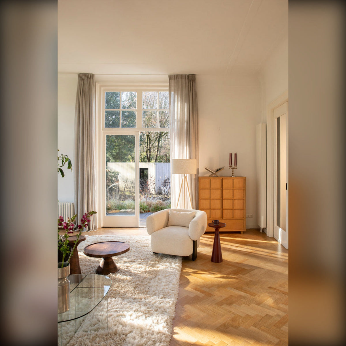 Coffee Table Floss Walnut Domestica – Lifestyle – Bright Living Room with Tall Windows