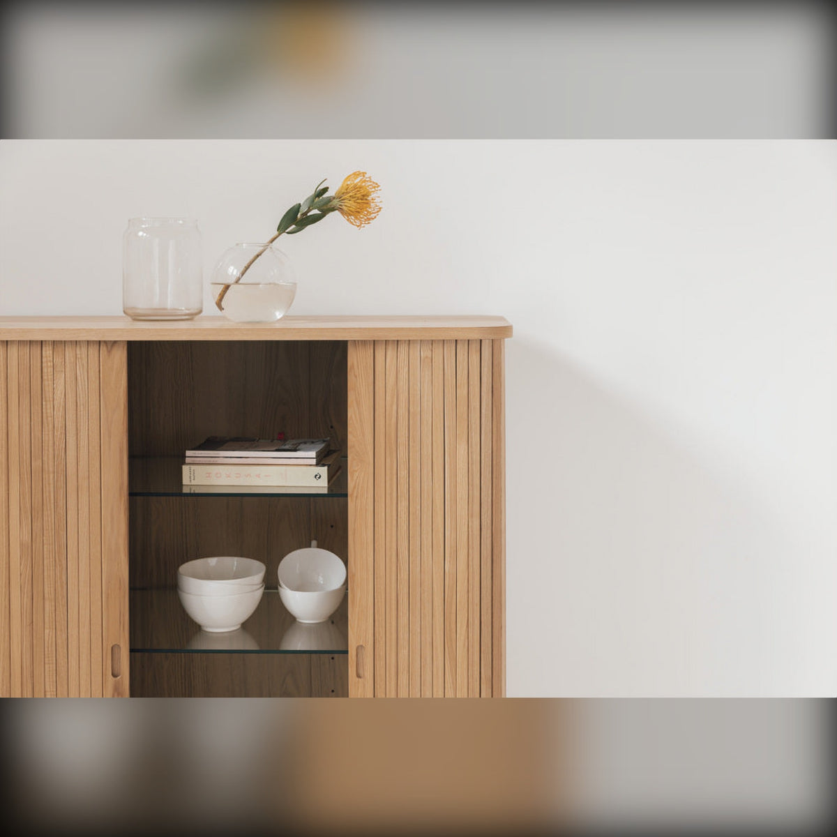 Cabinet Barbier Natural Domestica – Lifestyle – Close View with Yellow Flowers
