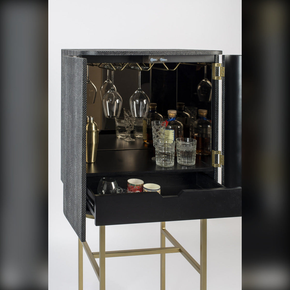 Cabinet Ava Morgana Snake Domestica – Interior with Glass Rack and Open Drawer