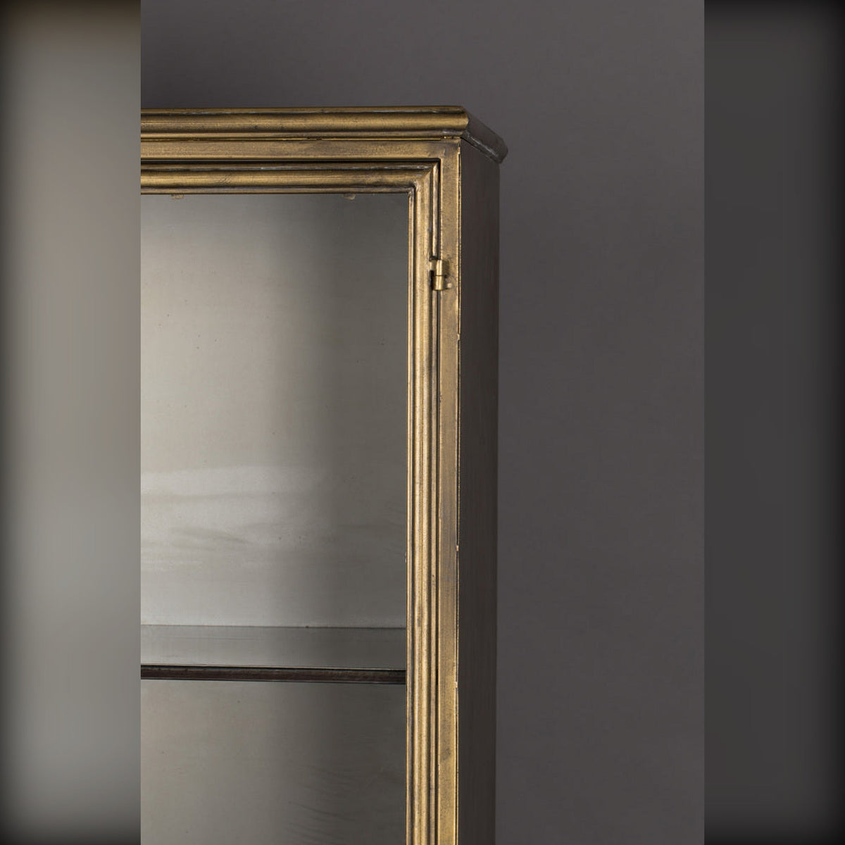 Cabinet Gertlush Gold Domestica – Glass Door Frame Corner Close-up