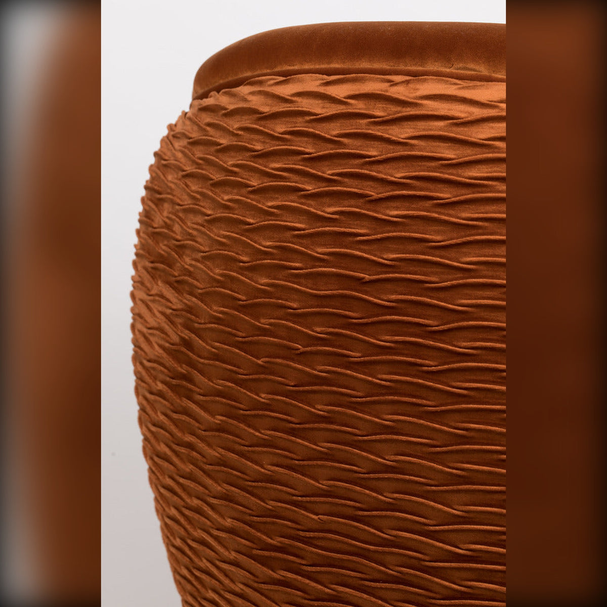 Lounge Chair So Curvy Orange Domestica – Pleated Back Close-up