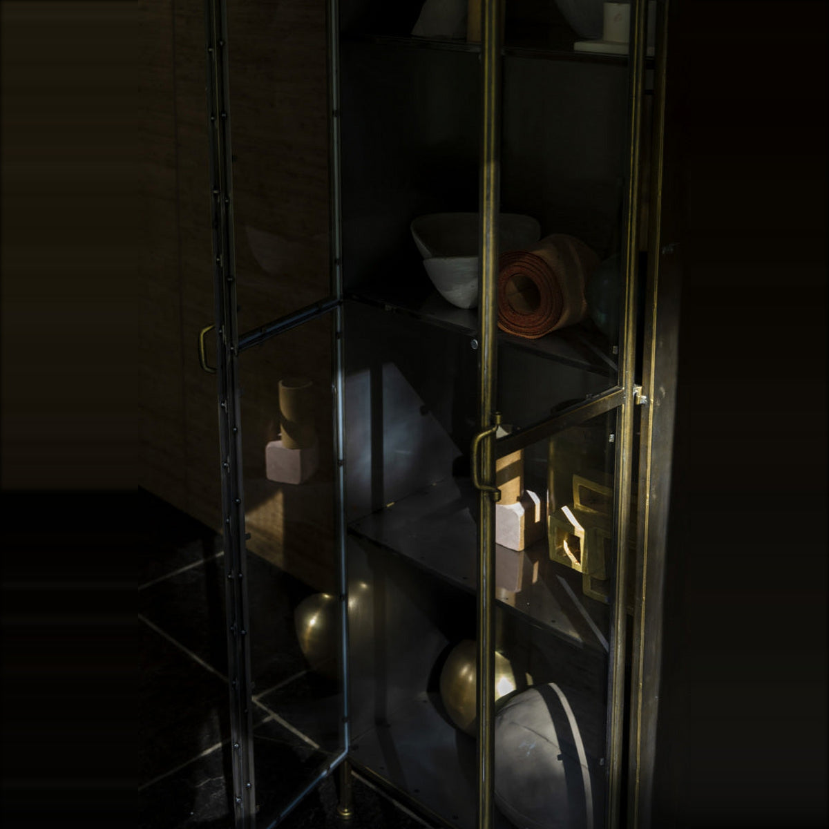 Cabinet Gertlush Gold Domestica – Lifestyle – Glass Doors Close-up