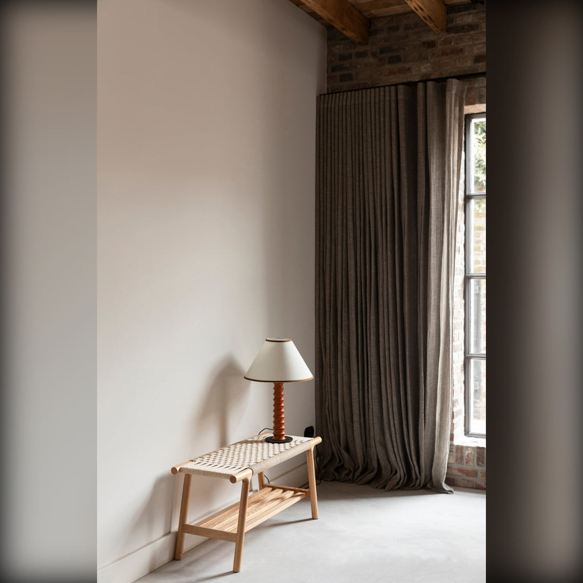 Bench Kintaro Natural Domestica – Lifestyle – Under a Window with Table Lamp