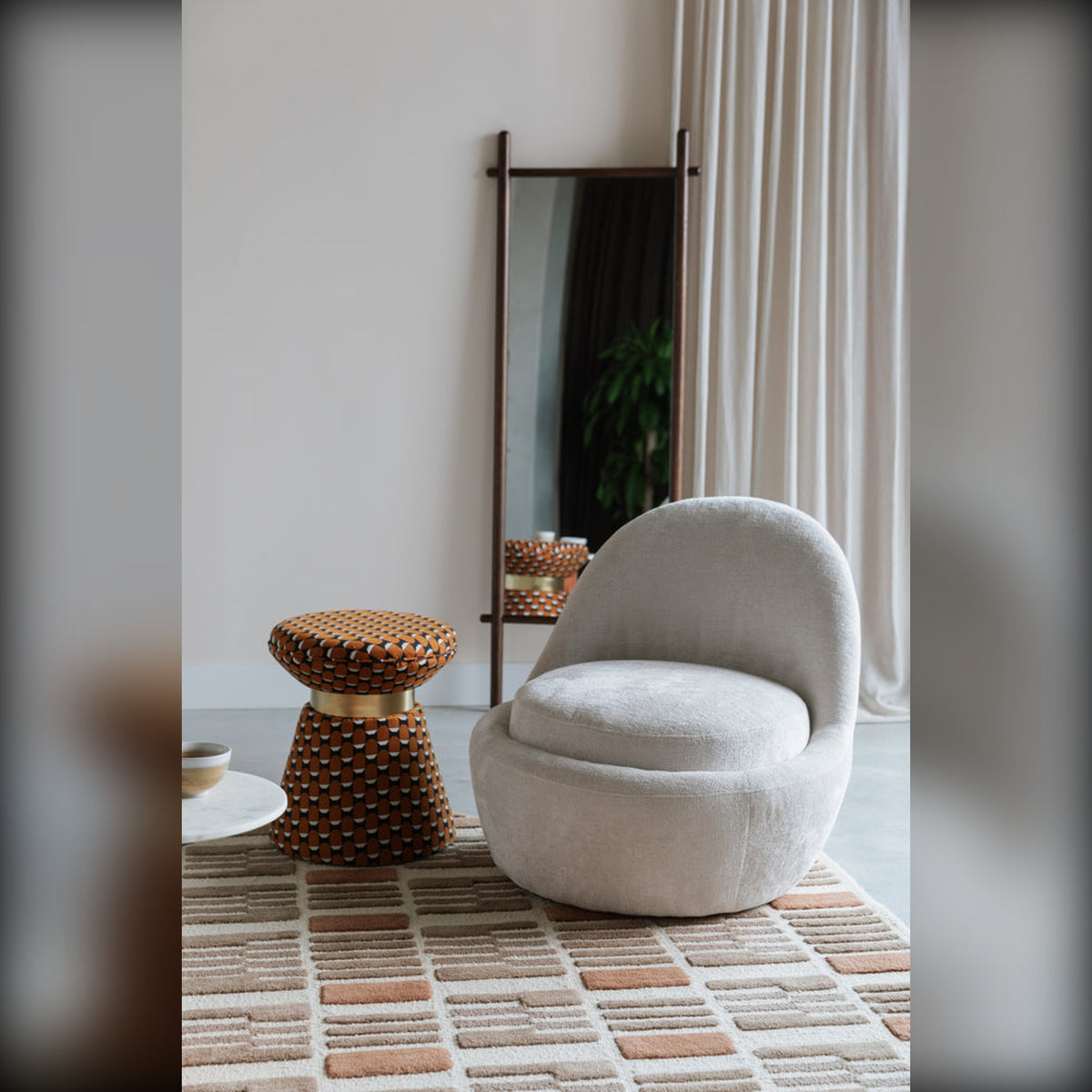 Lounge Chair Nash Off-White Domestica – Lifestyle – Beside a Wooden Side Table