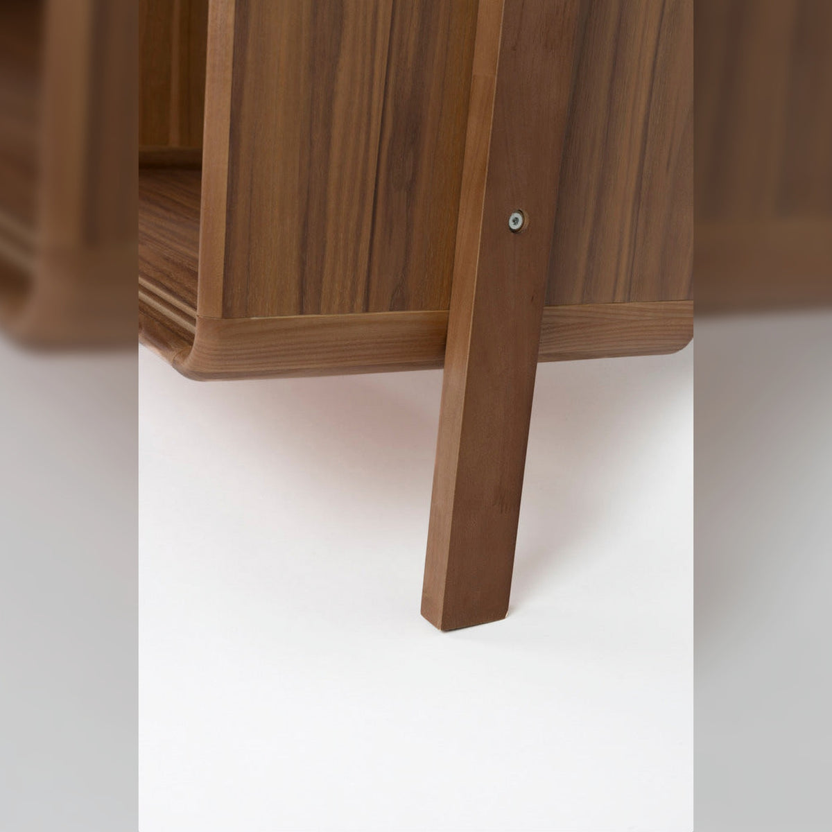 Shelf Rise Walnut Domestica – Leg Detail