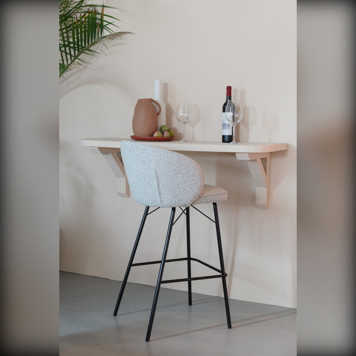 Barstool Joa Beige Domestica – Lifestyle – At a Wall-Mounted Bar Shelf