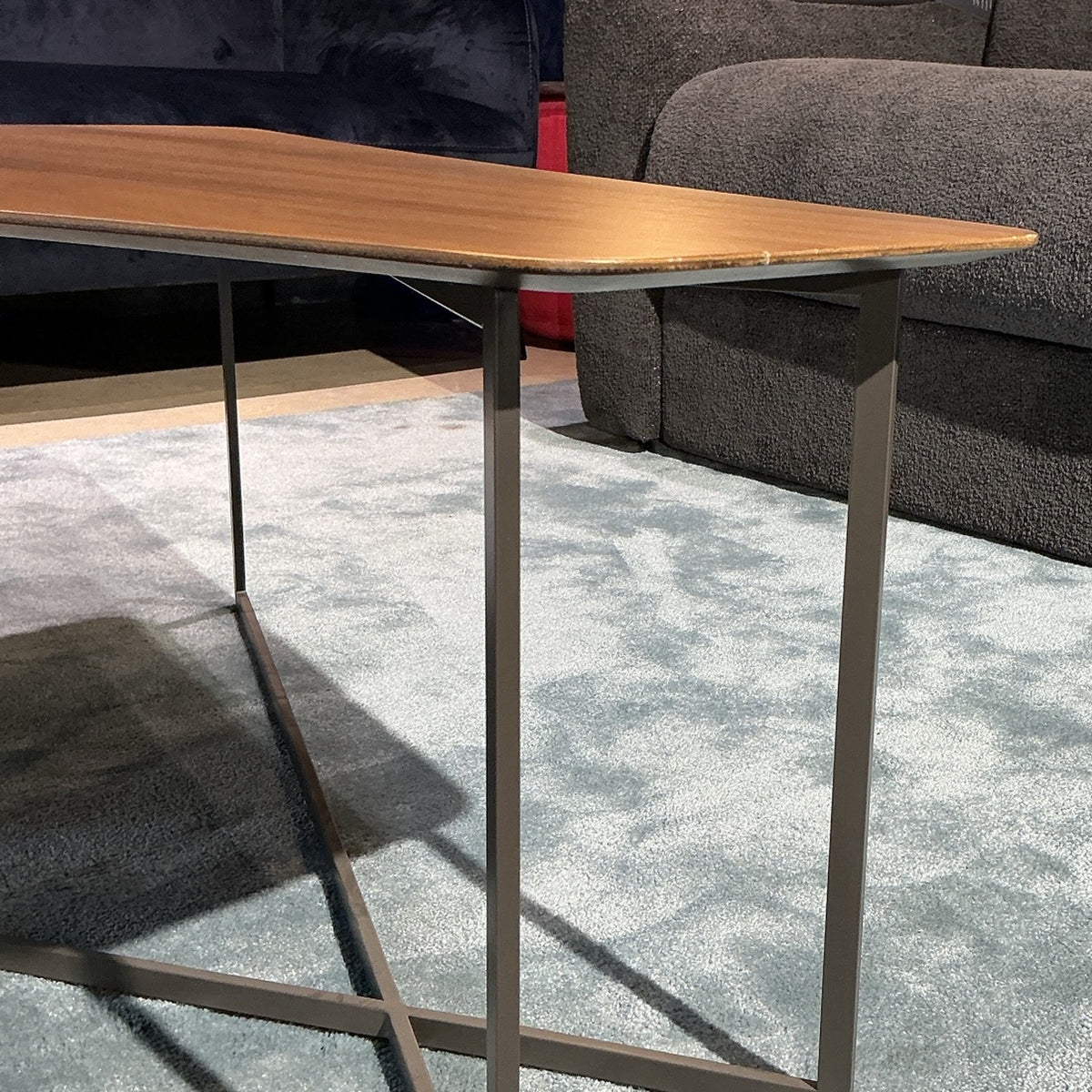 Coffee Table Selfy Trapezio Black Walnut Domestica – Walnut Edge and Frame Close-up
