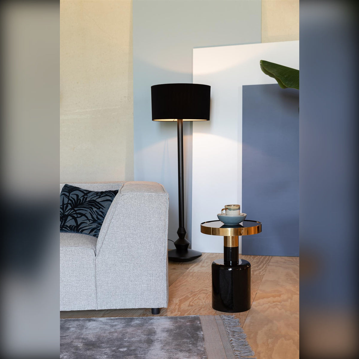 Side Table Glam Black Domestica – Lifestyle – Living Room with Floor Lamp