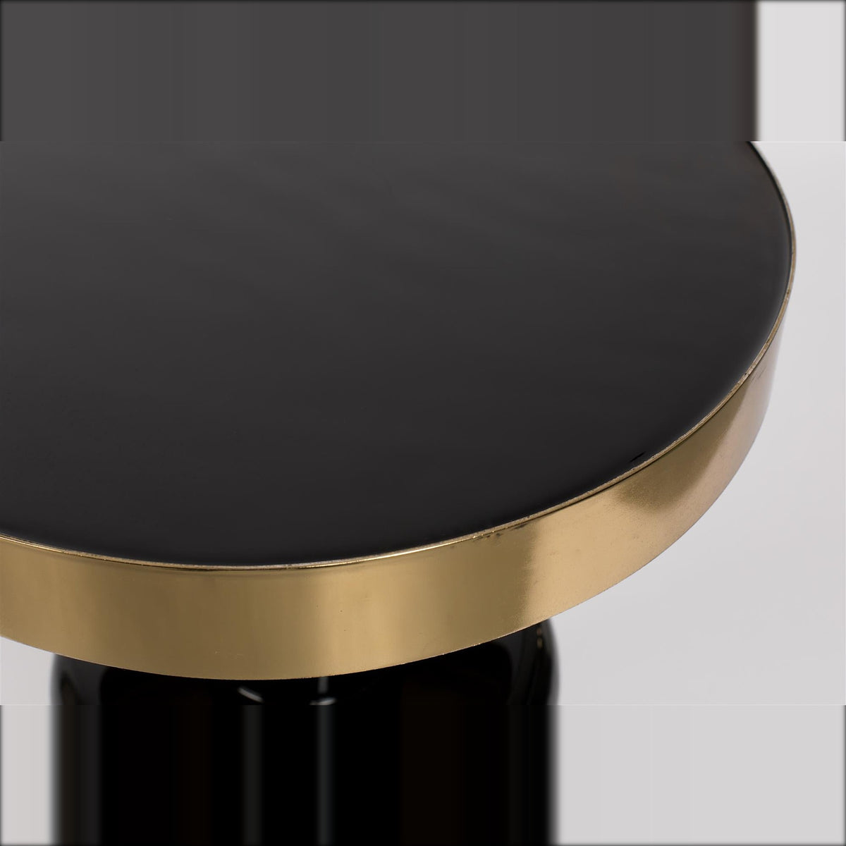 Side Table Glam Black Domestica – Tabletop & Gold Rim Detail