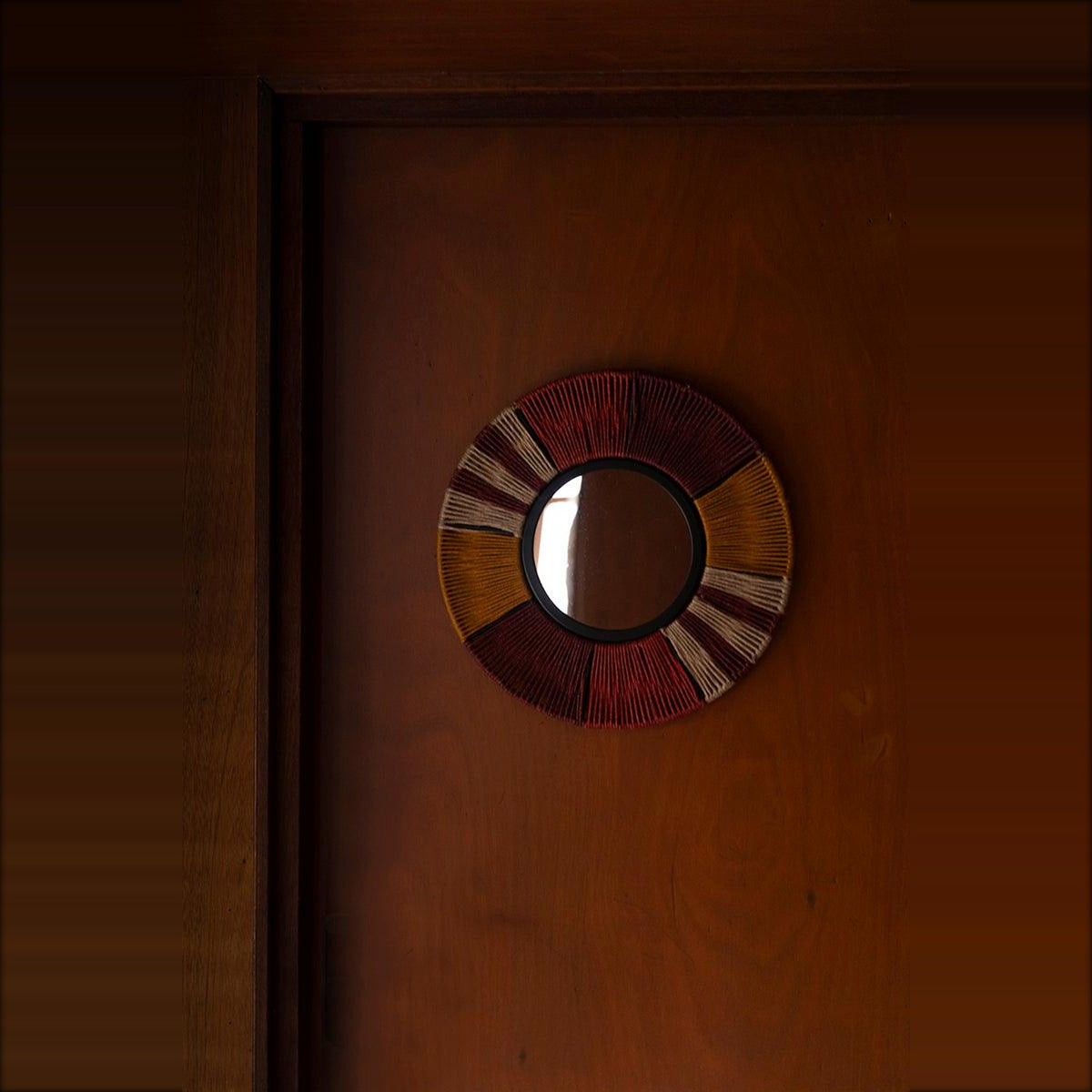 Mirror Surya Rope S Multicolour Domestica – Lifestyle – Hung on a Wooden Door