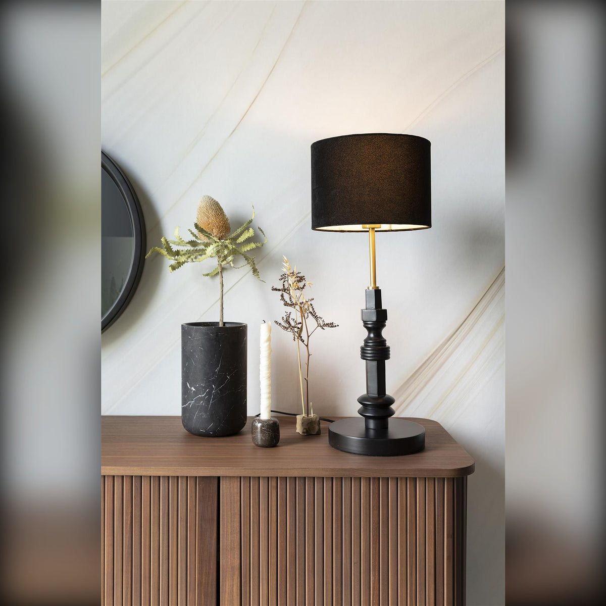Table Lamp Totem Black Domestica – Lifestyle – Sideboard Styling