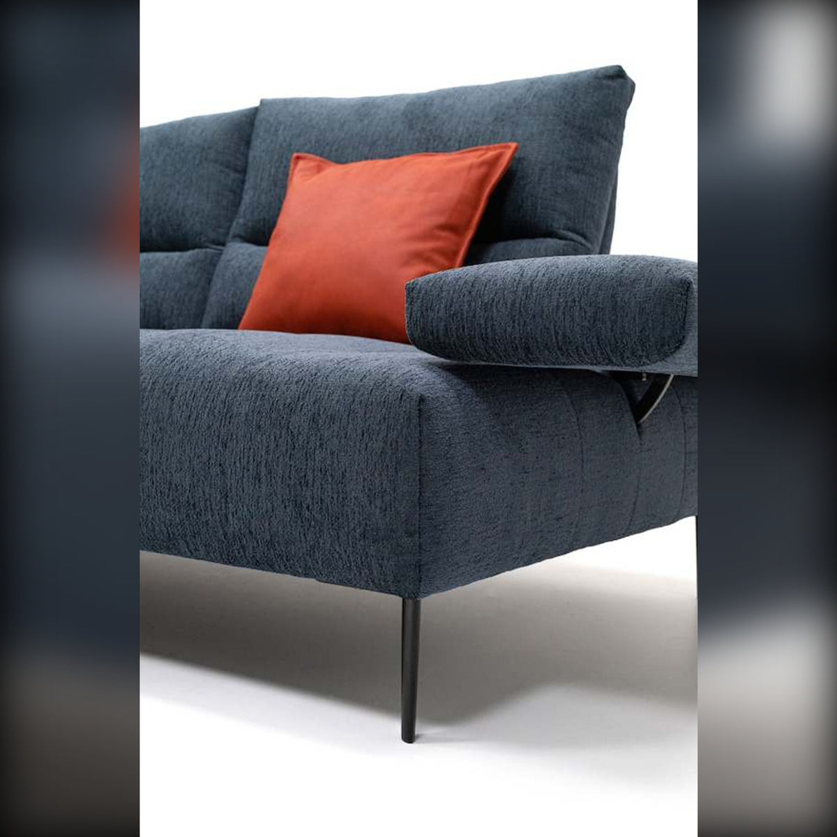 Egoitaliano Tate Corner Penisola Sofa Denim Blue Fabric Domestica – Detail Armrest and Tufted Seat