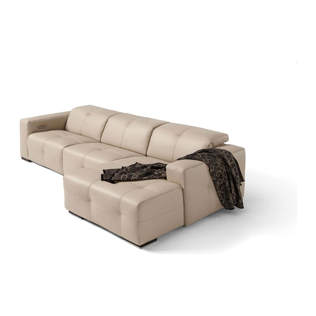 Divano Sauvanne 3P Penisola Sand Domestica – Three Quarter View Headrests Raised Electric Controls