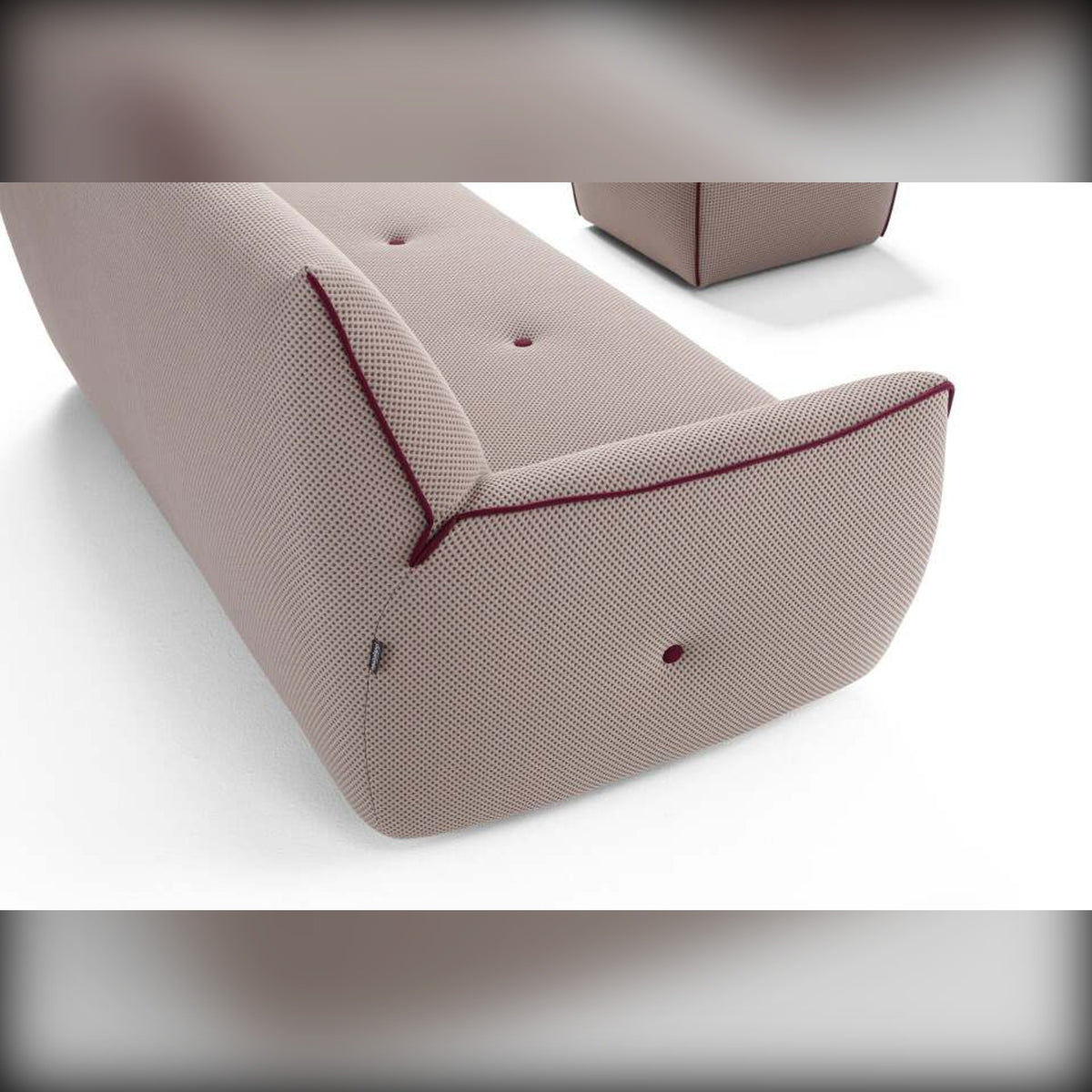 Sofa Yuki 2P Maxi Cream Fuchsia Domestica – Seat Corner and Piping Close-up