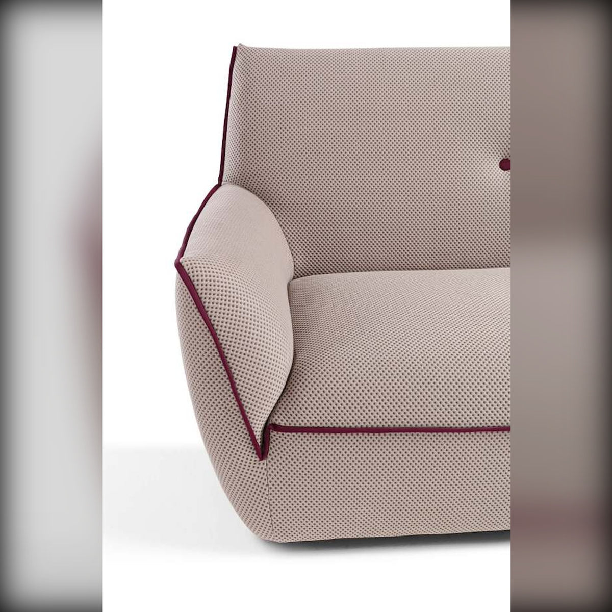 Sofa Yuki 2P Maxi Cream Fuchsia Domestica – Armrest and Piping Close-up