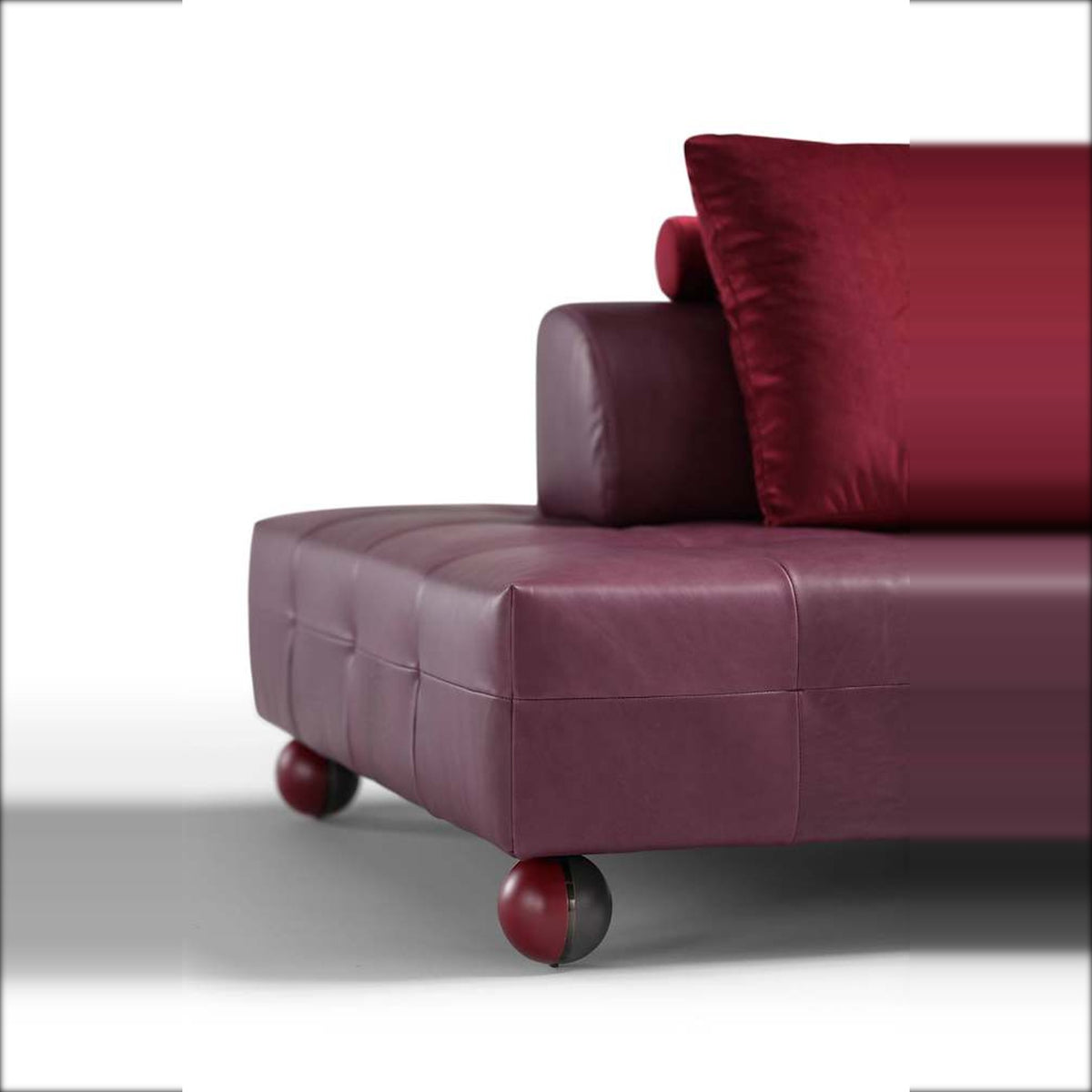 Divano L’EGO Composizione L Bordeaux Domestica – Sphere Leg Detail