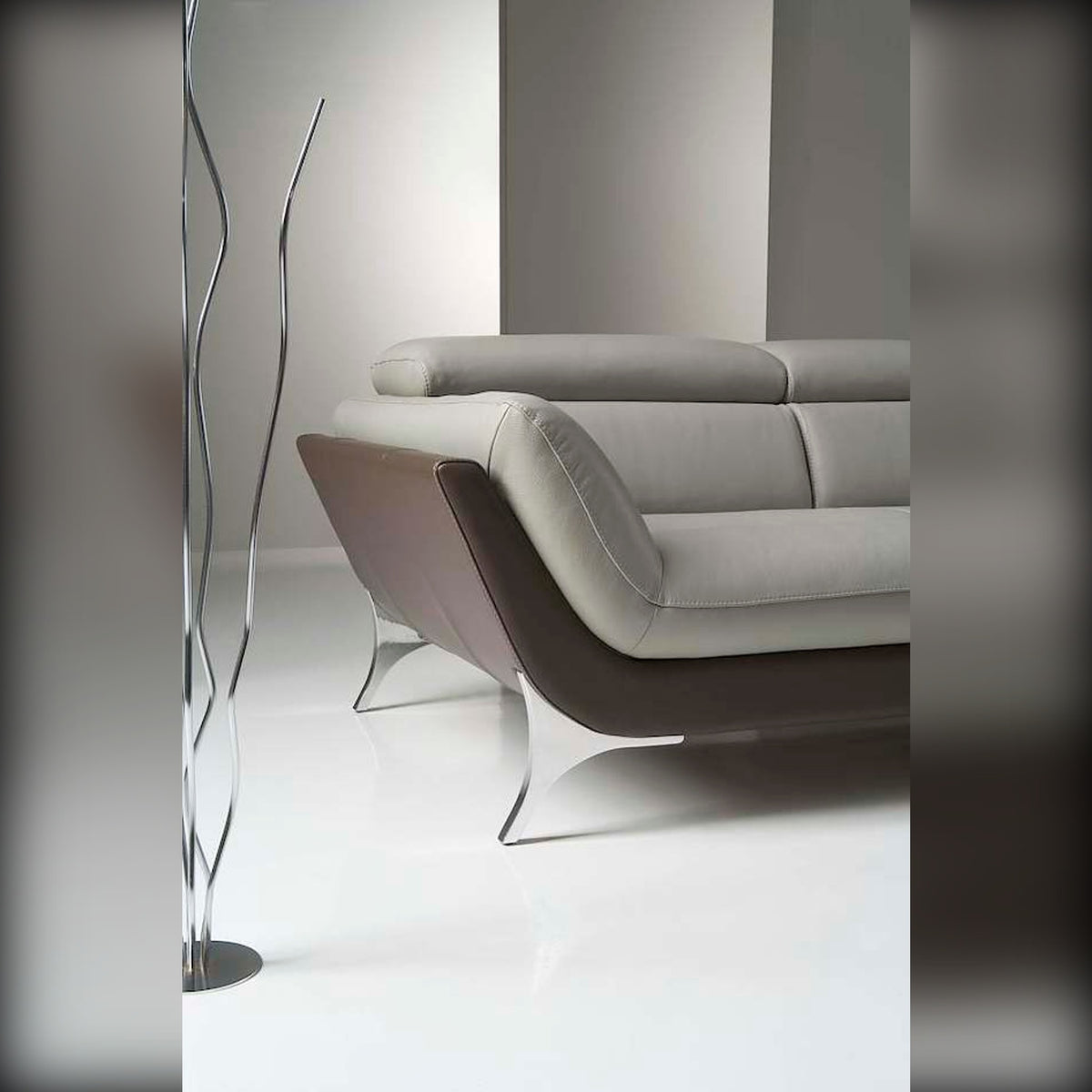 Divano Sueli 3P Grigio Bicolore Domestica – Detail Three Quarter Back Headrest Raised Outer Dark Shell