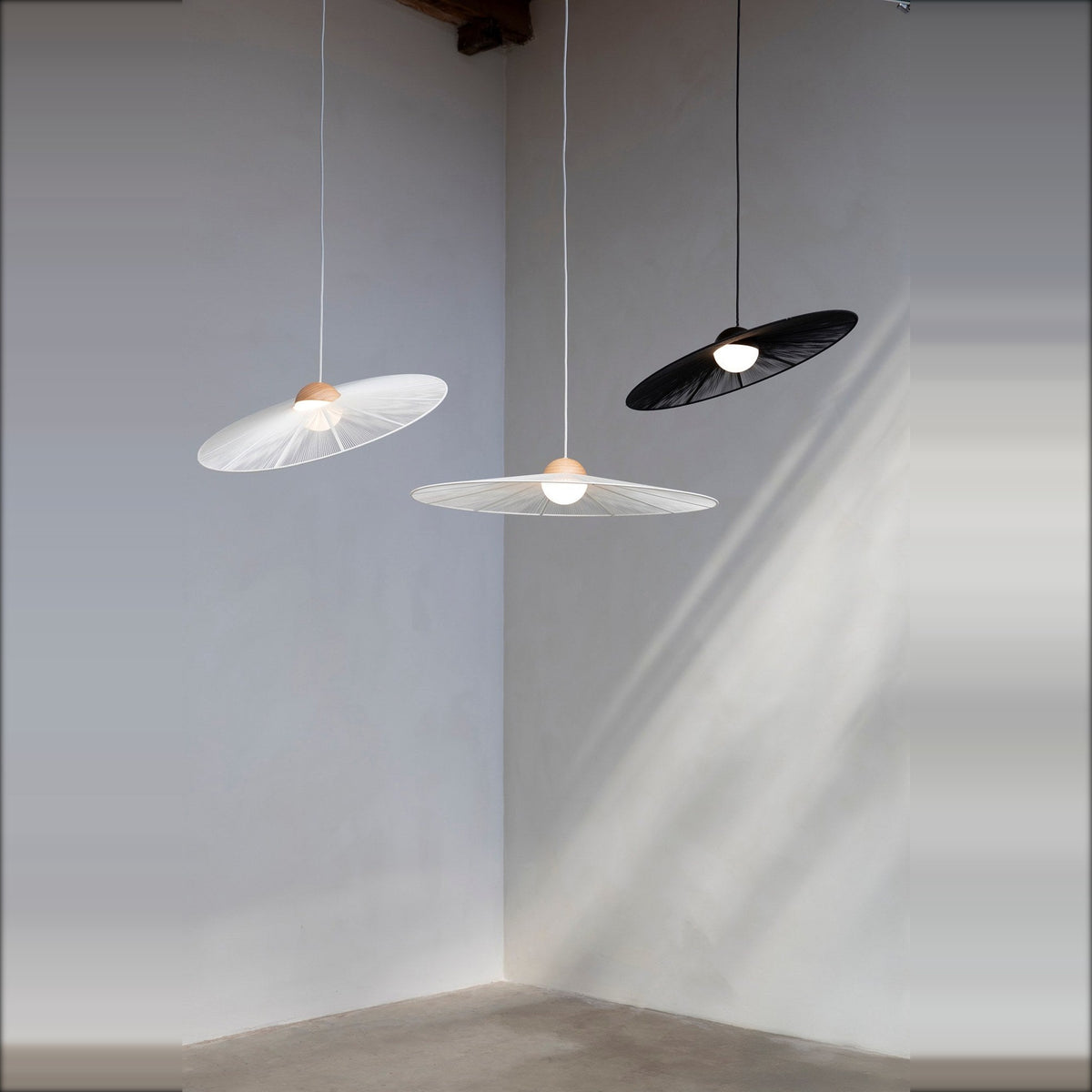 Pendant Lamp Belle S Black Domestica – Lifestyle – Three Pendants in a Grey Corner