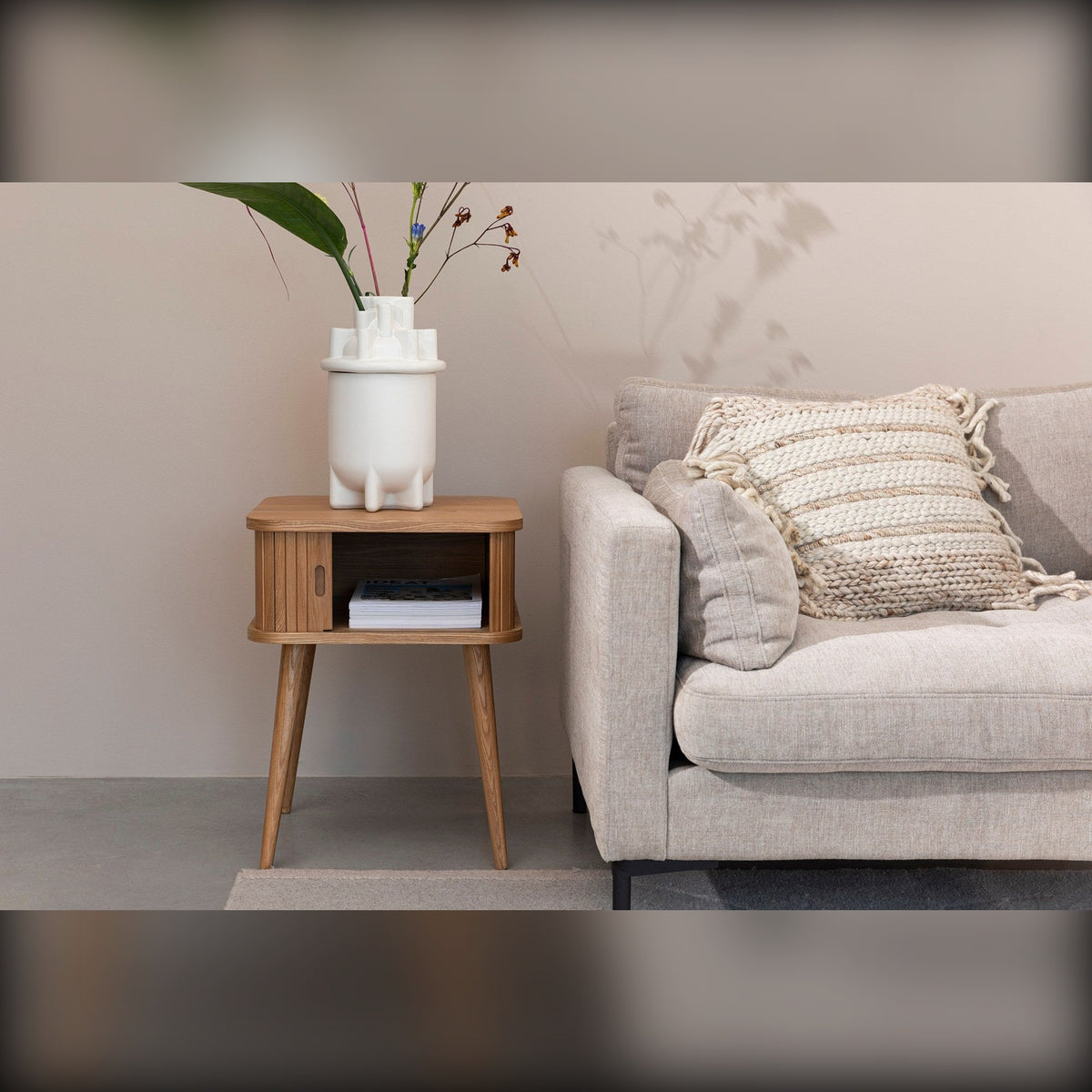 Side Table Barbier Natural Domestica – Lifestyle – Beside a Sofa with a Vase of Flowers