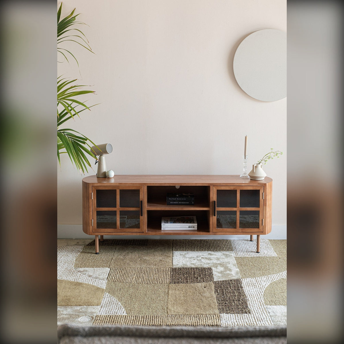 Sideboard Yaz Low Brown Domestica – Lifestyle – Living Room with Round Mirror and Plant
