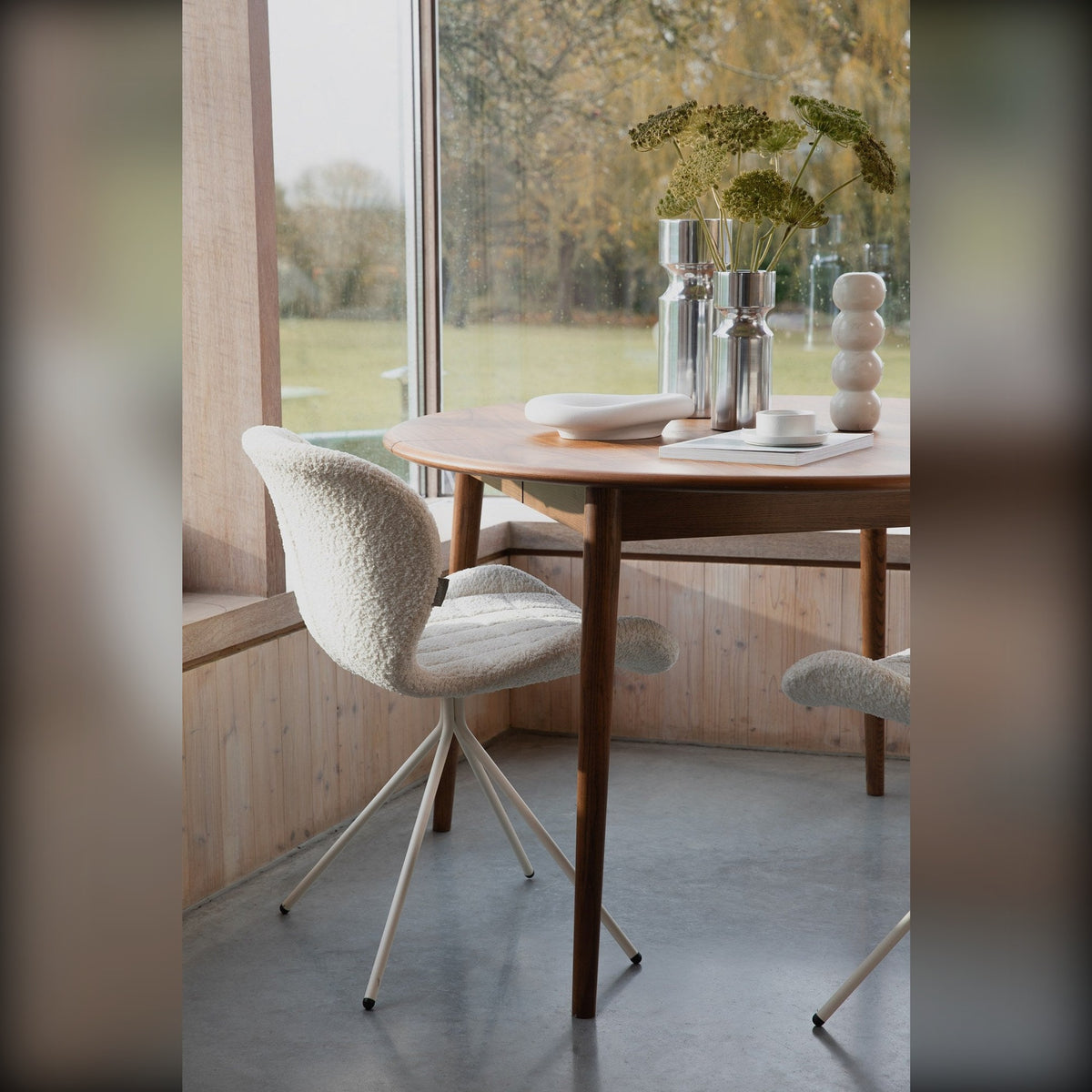 Dining Table Twist Round Walnut Domestica – Lifestyle – With Upholstered Chairs and Glass Vases