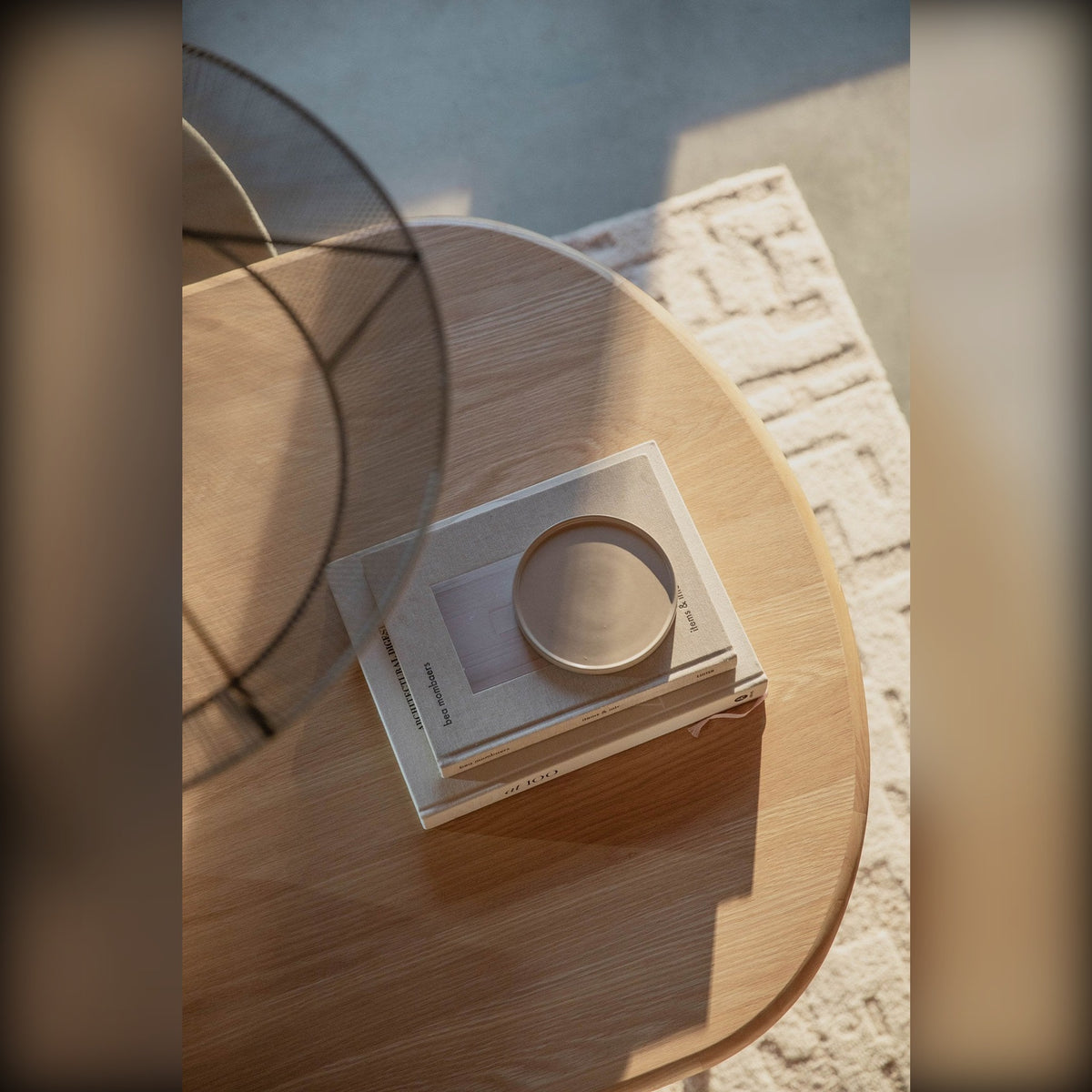 Dining Table Twist Oval Oak Domestica – Lifestyle – Tabletop with Glass Vase and Tray Close-up