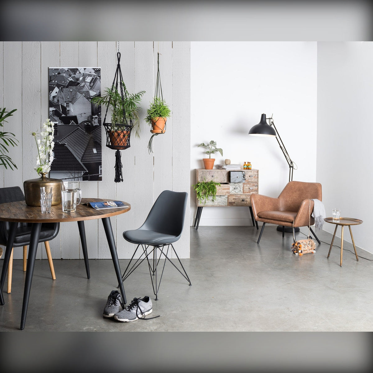 Dining Table Mo 110 Natural Domestica – Lifestyle – Dining Area with Black Chairs and Hanging Plants