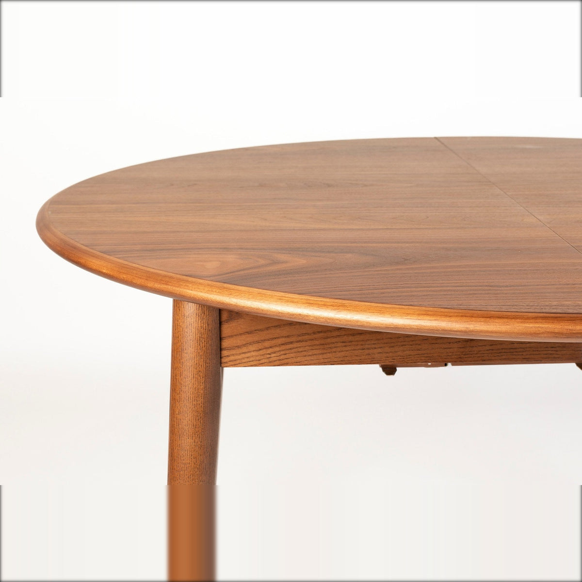 Dining Table Twist Round Walnut Domestica – Tabletop Edge and Leg Close-up