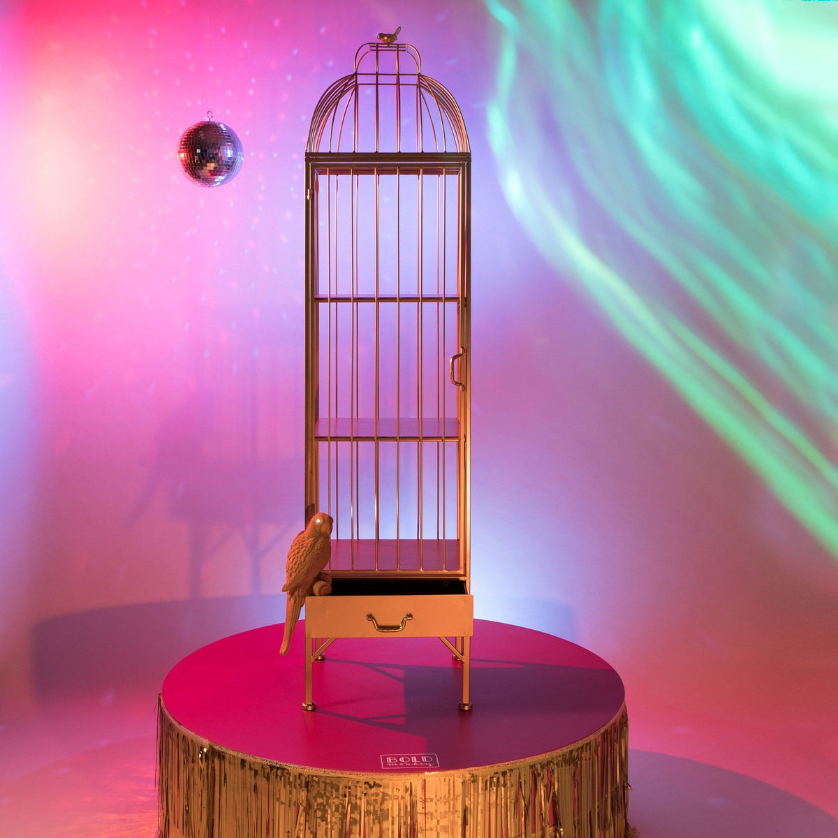 Cabinet Unlock Me Gold Domestica – Lifestyle – On a Gold Plinth in Pink Light