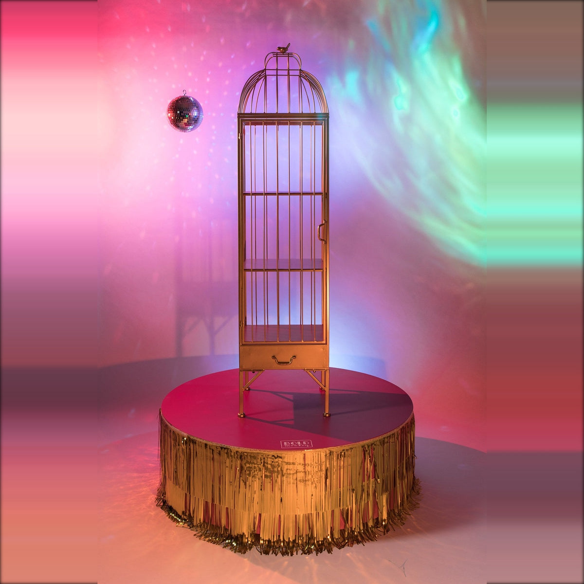 Cabinet Unlock Me Gold Domestica – Lifestyle – Full Height in Pink Light