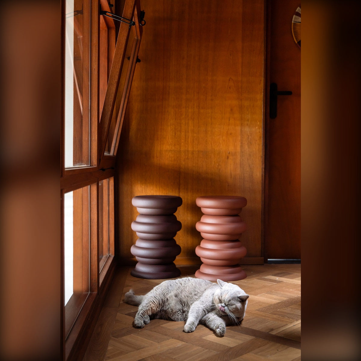 Stool Artemis Brown Domestica – Lifestyle – Group of Stools with a Dog in a Wood-Panelled Room