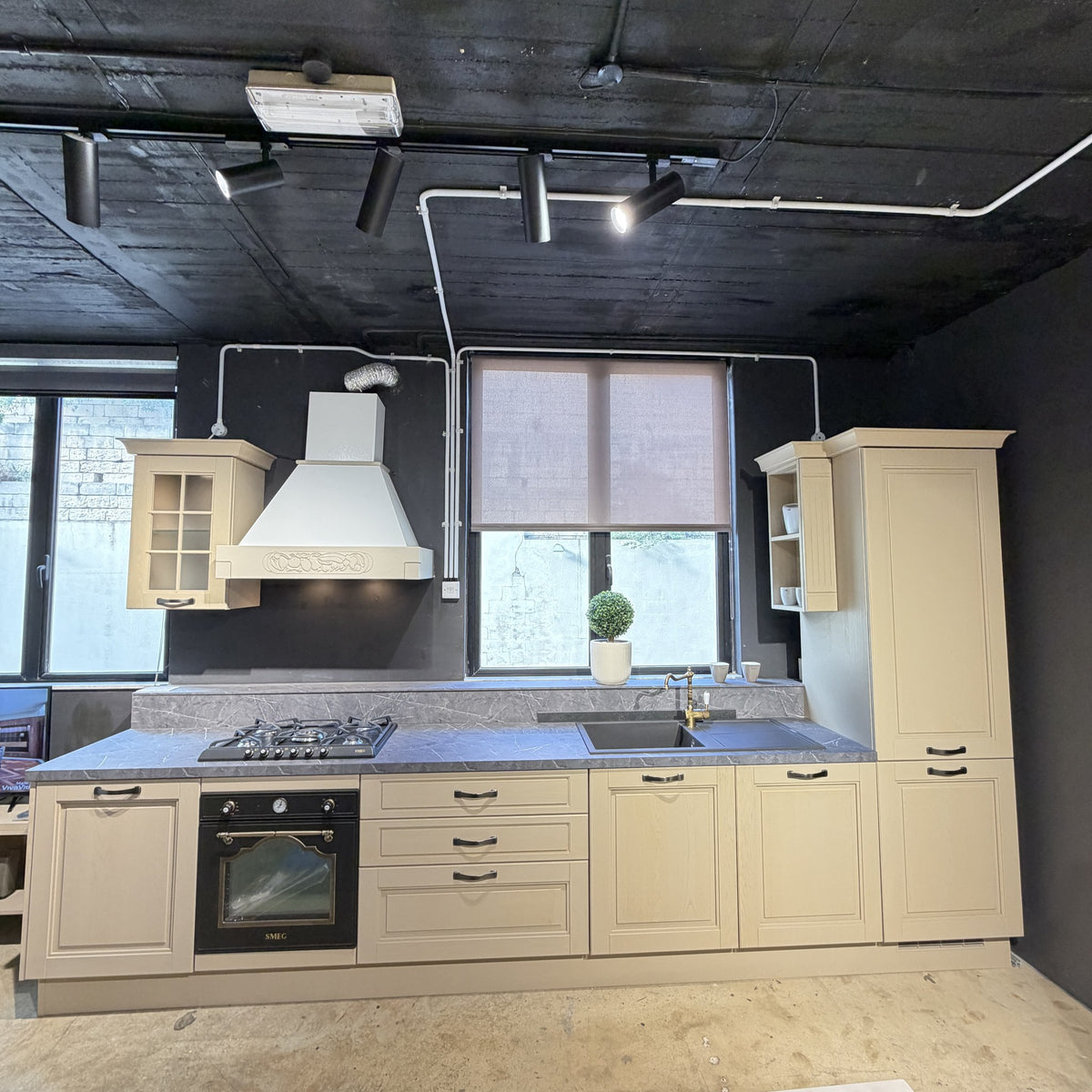Verona Kitchen Domestica – Showroom Model – Full Kitchen Front View