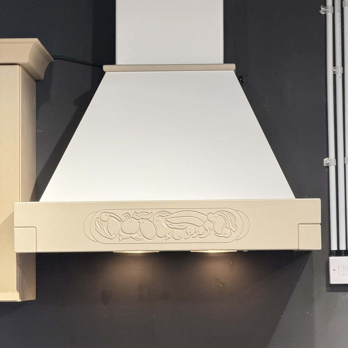 Verona Kitchen Domestica – Showroom Model – Decorated Chimney Hood